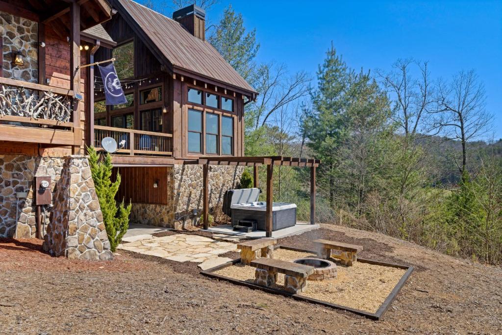 ein Haus mit einer Feuerstelle davor in der Unterkunft Stag Horn Lodge in Mineral Bluff