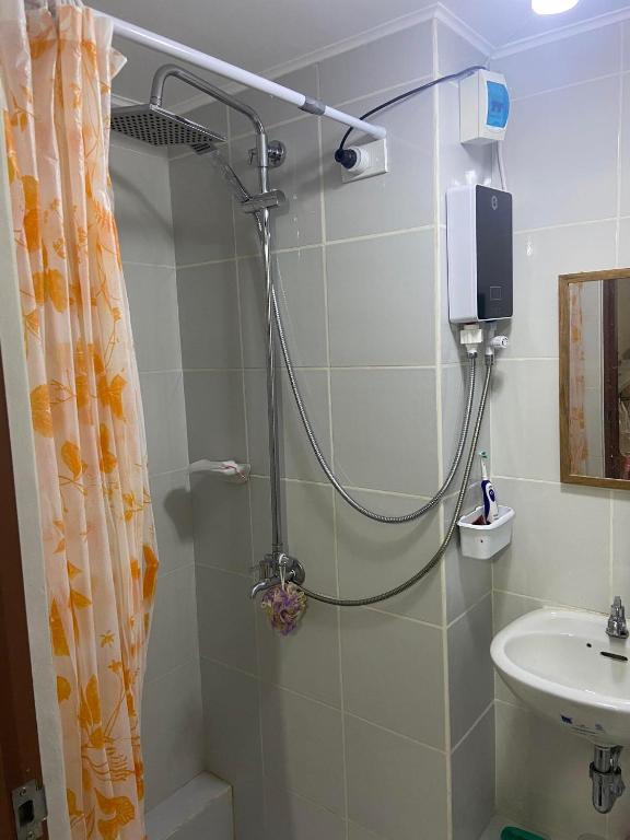 Koupelna v ubytování Staycation @Bali Oasis 2- 2BR unit with sunset view