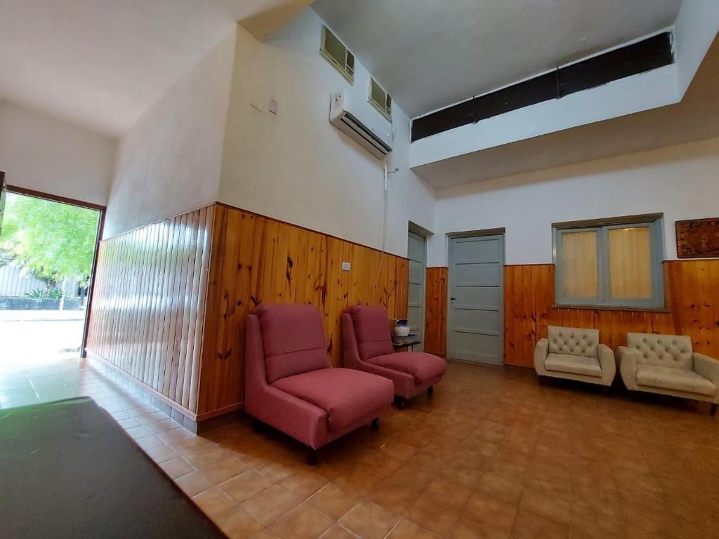 uma sala de estar com duas cadeiras e um sofá em CASA NONO ZENON em La Rioja