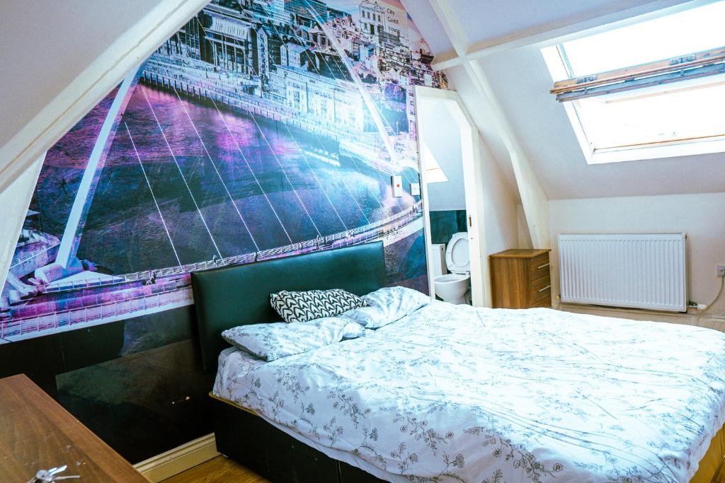 een slaapkamer met een bed met een grote poster aan de muur bij 412b Westgate - Room 6 in Elswick