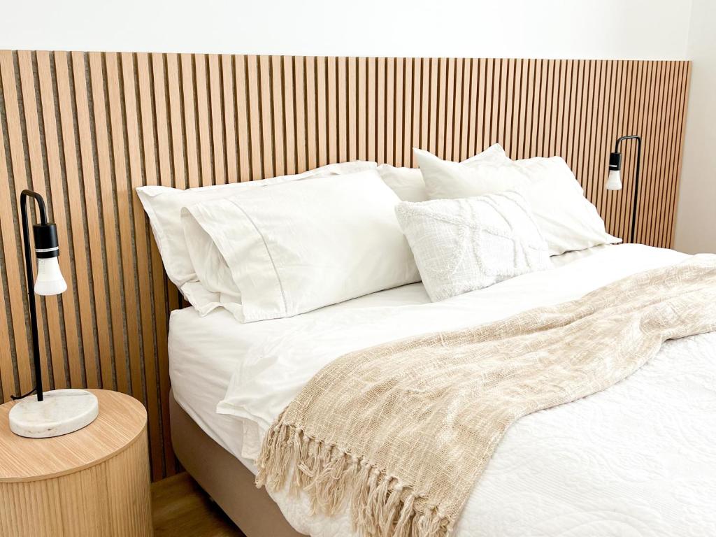 Säng eller sängar i ett rum på Designer Apartment
