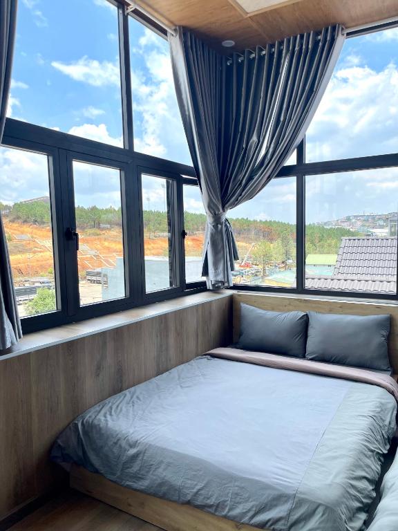 Postel nebo postele na pokoji v ubytování Tuan Long Da Lat Hostel