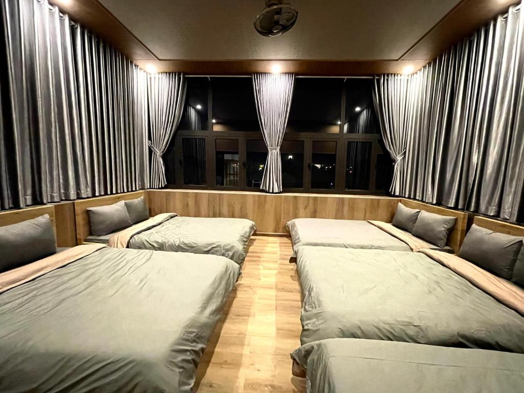 Postel nebo postele na pokoji v ubytování Tuan Long Da Lat Hostel