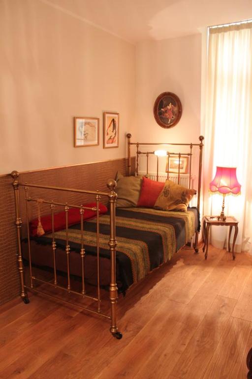 a bedroom with a bed and a lamp and a window at Refugium der Liebe in Berlin in Berlin