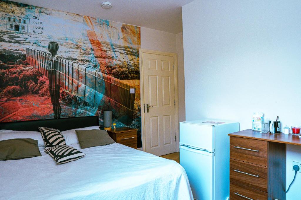 Elswickにある412B Westgate Room 4のベッドルーム1室(ベッド1台付)が備わります。壁には絵画が飾られています。