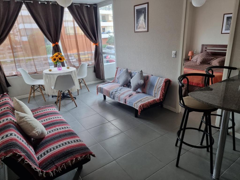 a living room with a couch and a table at Hermoso departamento, cómodo y tranquilo, cerca de todo, a pasos de la playa in Iquique
