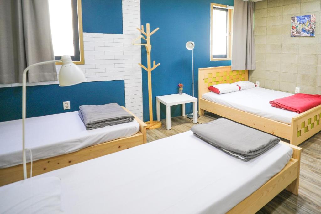 Postel nebo postele na pokoji v ubytování Daegu Midtown Hostel