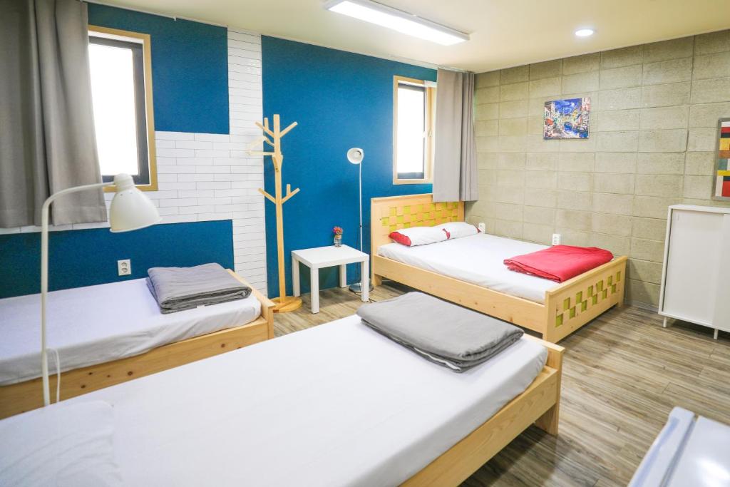 Postel nebo postele na pokoji v ubytování Daegu Midtown Hostel