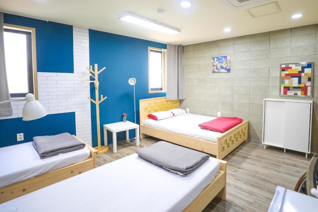 Postel nebo postele na pokoji v ubytování Daegu Midtown Hostel