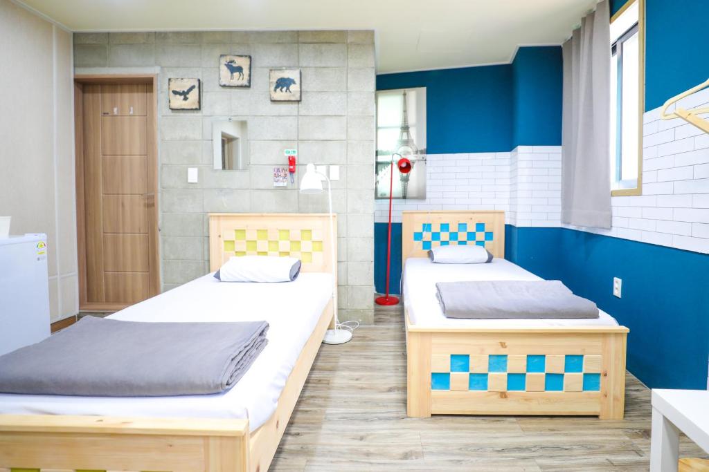 Postel nebo postele na pokoji v ubytování Daegu Midtown Hostel