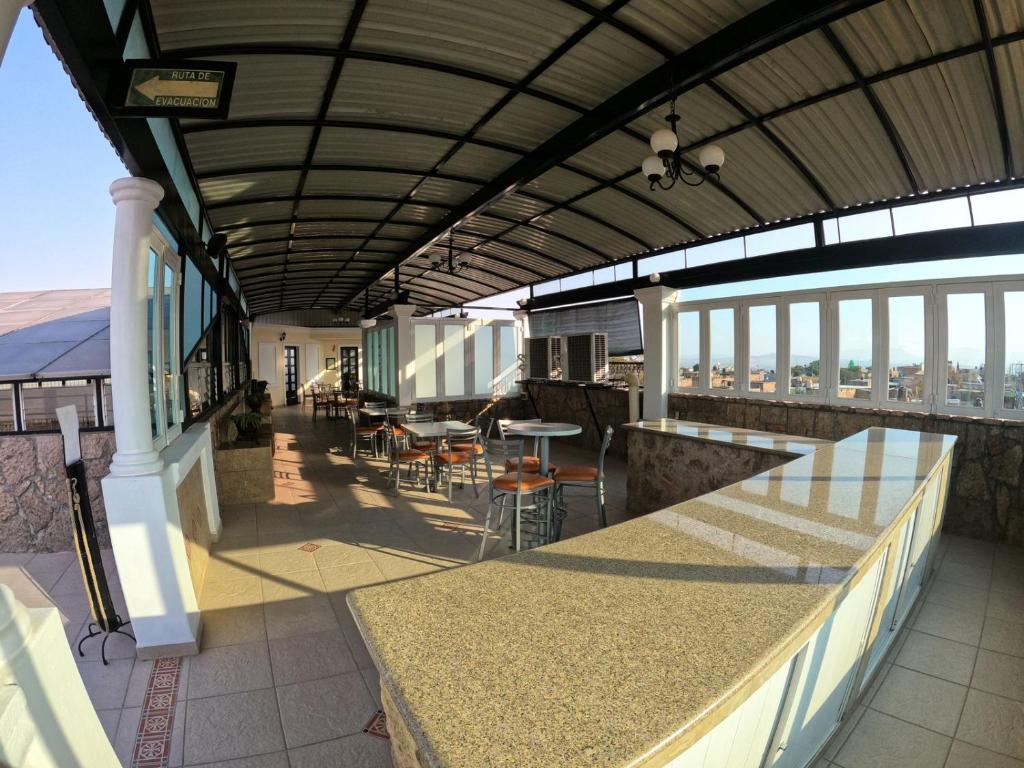 Nespecifikovaný výhled na hory nebo výhled na hory při pohledu z hotelu