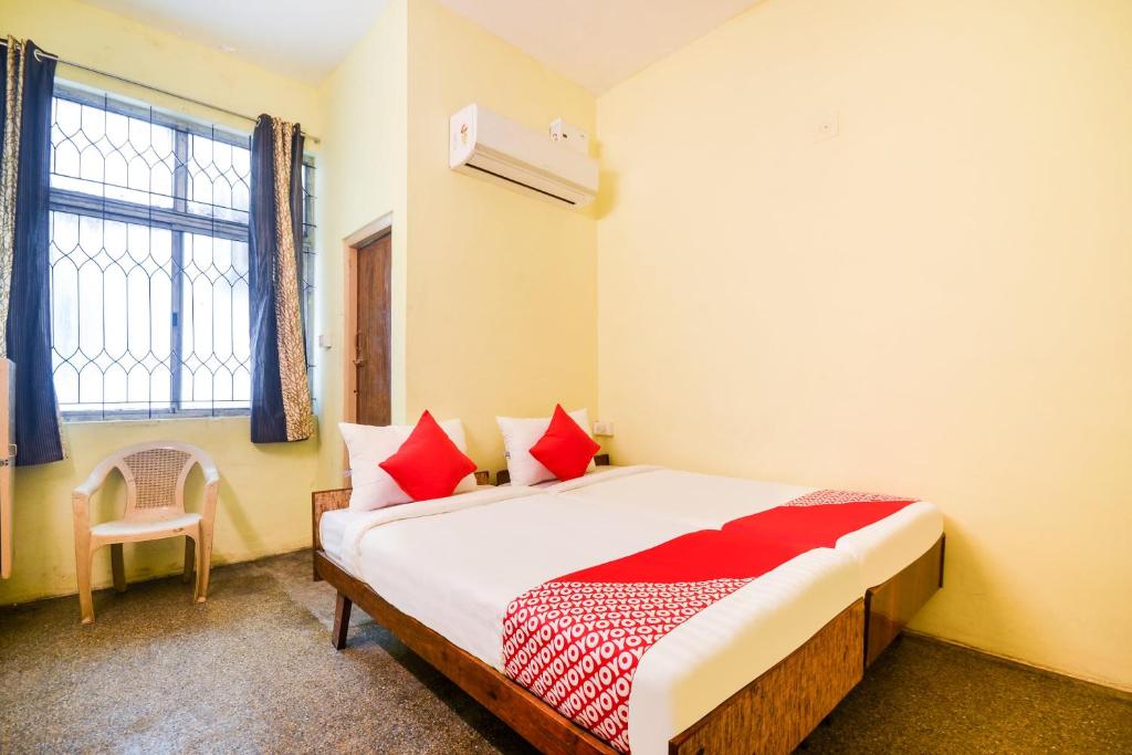 Postel nebo postele na pokoji v ubytování Hotel O Aruljothi Gandhipuram Bus Terminus
