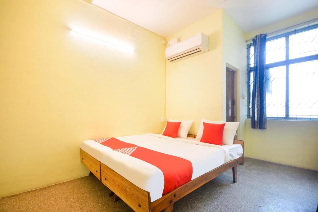 Postel nebo postele na pokoji v ubytování Hotel O Aruljothi Gandhipuram Bus Terminus