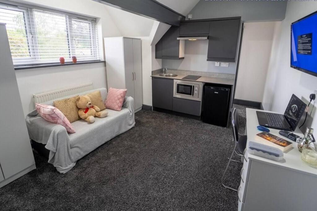 Kuchyň nebo kuchyňský kout v ubytování Stunning 1-Bed Studio in Birmingham