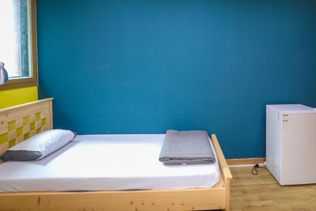 Postel nebo postele na pokoji v ubytování Daegu Midtown Hostel