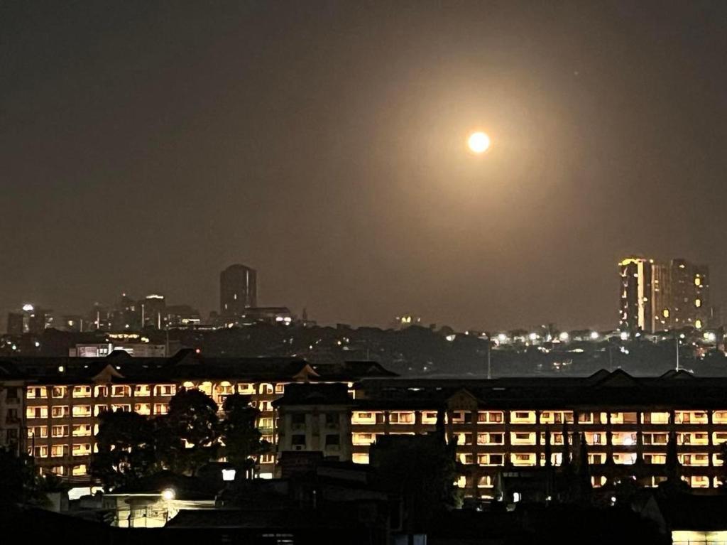 Nespecifikovaný výhled na destinaci Manila nebo výhled na město při pohledu z hostelu