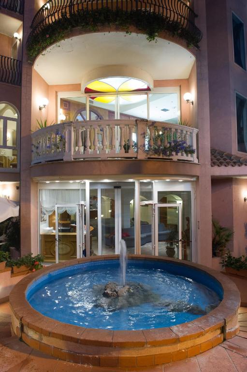 The swimming pool at or close to Hotel Trevi Riccione, in centro sul mare con cucina