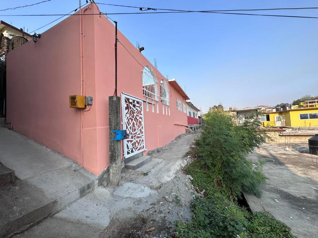 サリナ・クルスにあるEstancia Lunaの門付赤い建物