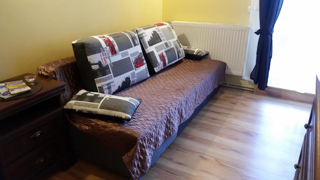 un sofá con almohadas en una habitación en Za bukiem, en Szklarska Poręba