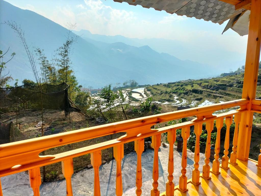 balcón de madera con vistas a la montaña en Sapa Shalom Homestay en Sa Pa