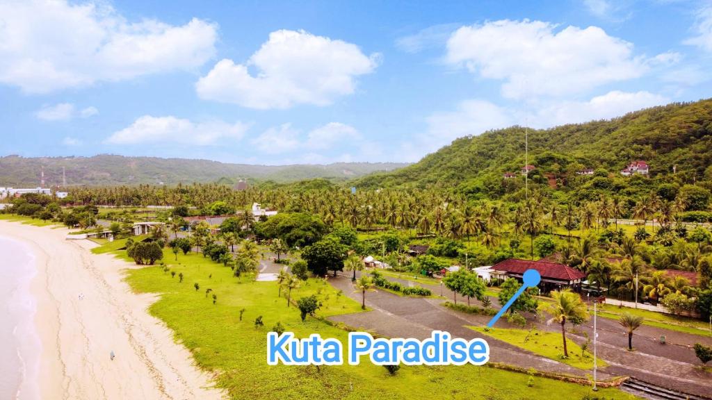 una vista aérea del complejo turístico de Kuta Paradise y de la playa en Kuta Paradise, en Lombok