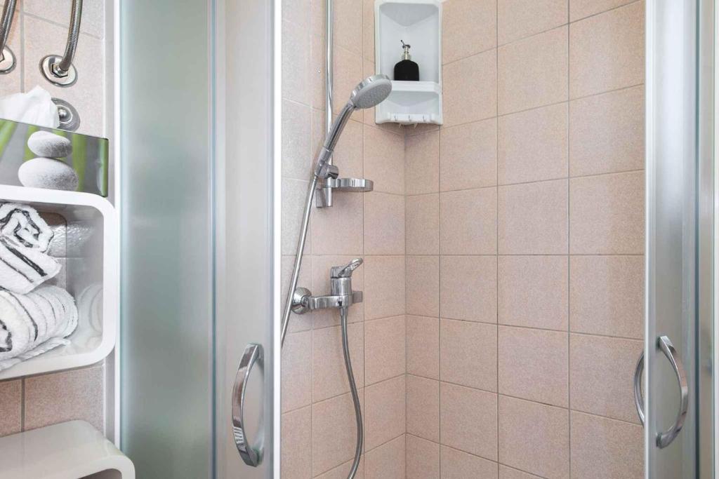 łazienka z prysznicem z głowicą prysznicową w obiekcie Apartments in Baska - Insel Krk 42194 w Bašce