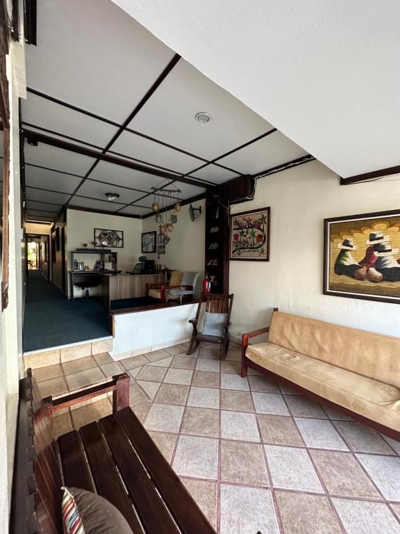 - un salon avec un canapé et une table dans l'établissement Hotel Pacande B&B, à Alajuela