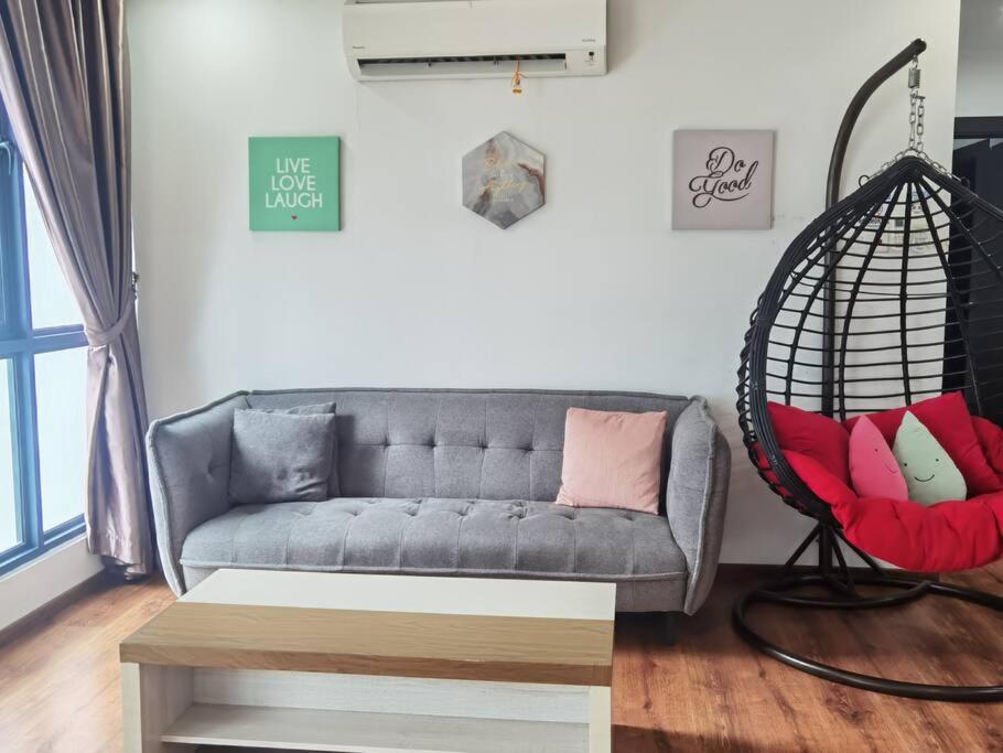 - un salon avec un canapé et une balançoire dans l'établissement Jeff and Ricky Homestay 2 @Vivacity Megamall, à Kampong Tabuan