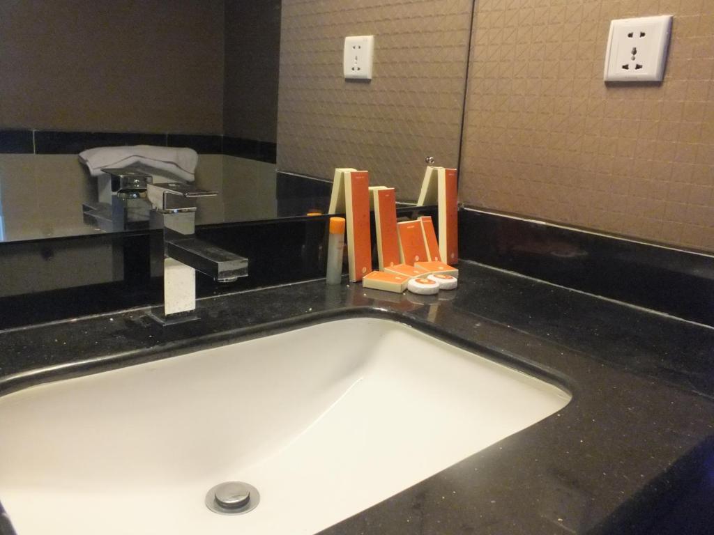 Koupelna v ubytování Cavinton Hotel Malioboro Yogyakarta