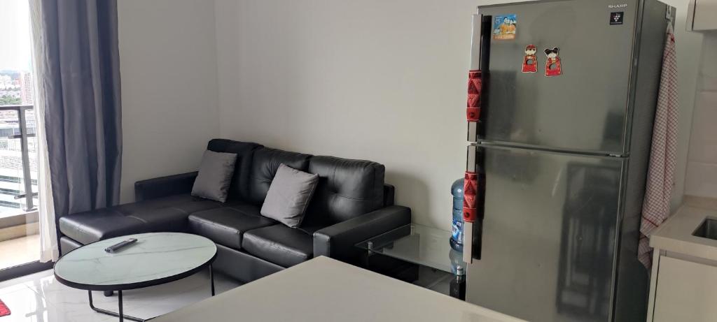 Kuchyň nebo kuchyňský kout v ubytování Skyhouse BSD 2 Bedroom & Studio Apartments - Perfect for ICE BSD Events