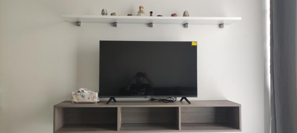 TV a/nebo společenská místnost v ubytování Skyhouse BSD 2 Bedroom & Studio Apartments - Perfect for ICE BSD Events