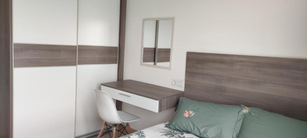 Postel nebo postele na pokoji v ubytování Skyhouse BSD 2 Bedroom & Studio Apartments - Perfect for ICE BSD Events