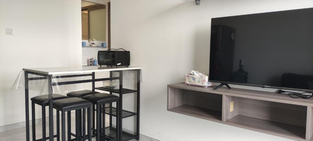 TV a/nebo společenská místnost v ubytování Skyhouse BSD 2 Bedroom & Studio Apartments - Perfect for ICE BSD Events