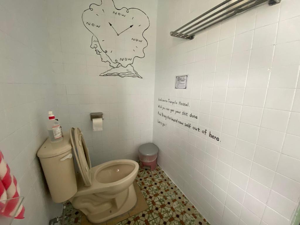 東河鄉的住宿－Dulan Tranquilo Hostel都蘭晃輕鬆青年旅舍咖啡館，墙上有心的卫生间的浴室