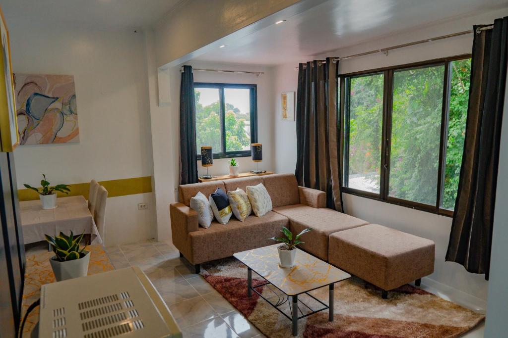 Gensan Apartment Rental - Family Room With Balcony