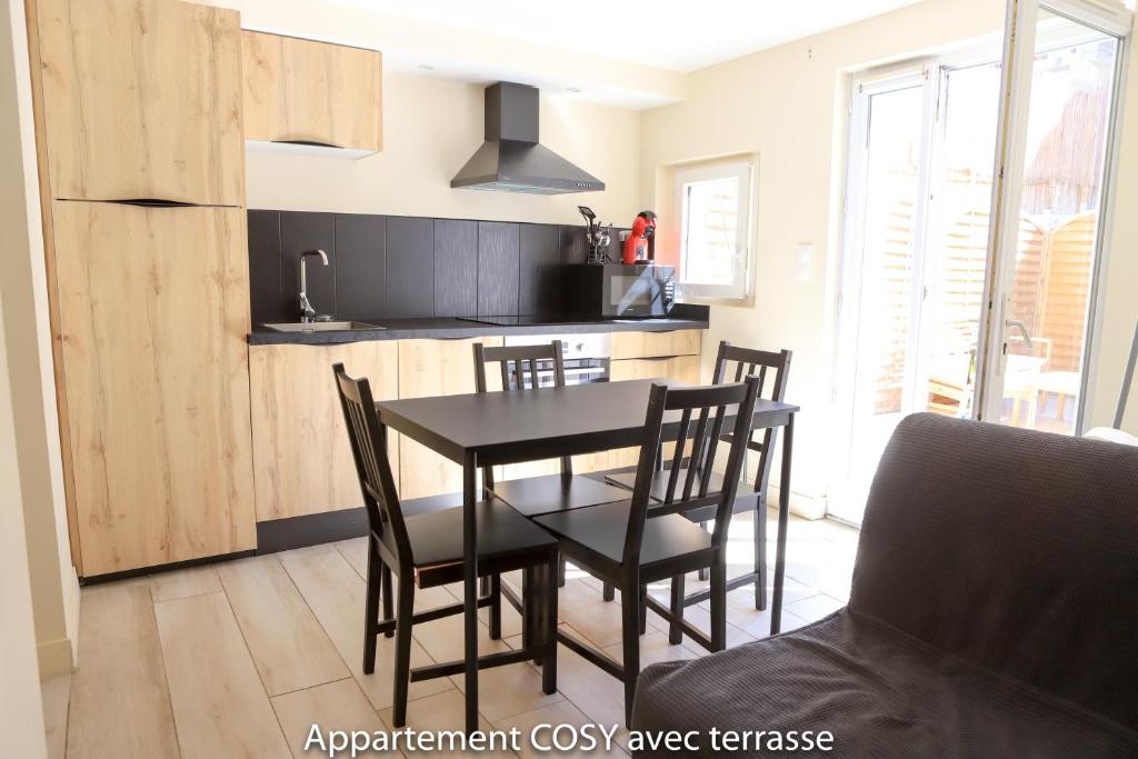 Kuchyňa alebo kuchynka v ubytovaní Appartement cosy avec terrasse