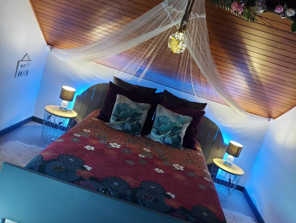 ein Schlafzimmer mit einem Bett und zwei Nachttischen in der Unterkunft Fagn'ity in Weismes