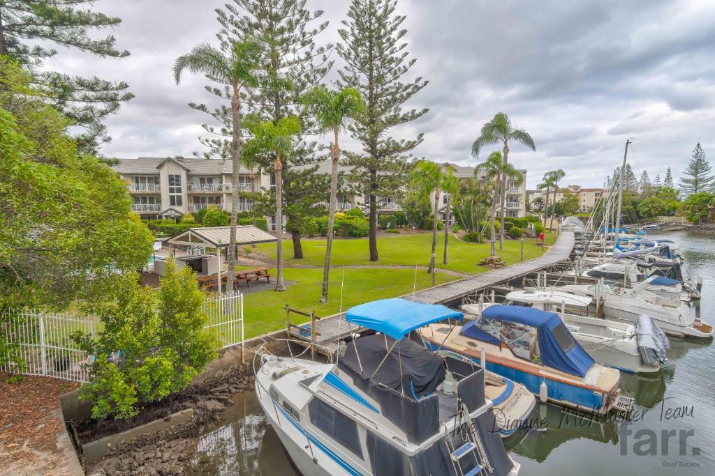 een groep boten aangemeerd in een jachthaven bij Bayview Bay Apartment and Marina in Gold Coast