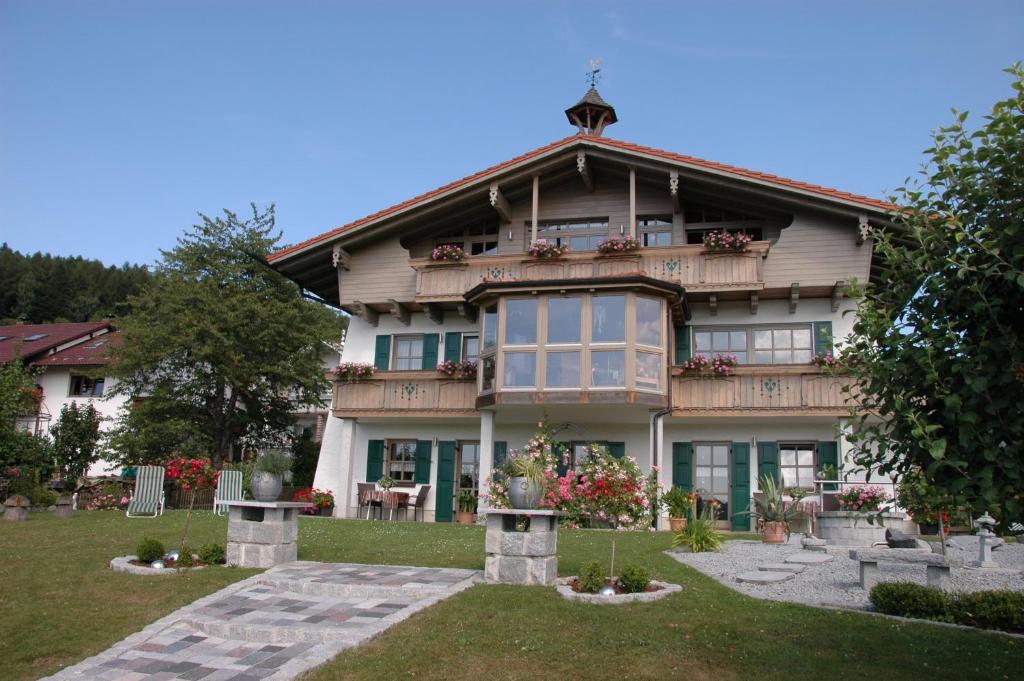 a large house with a garden in front of it at Ferienwohnungen Sunnwies in Bodenmais