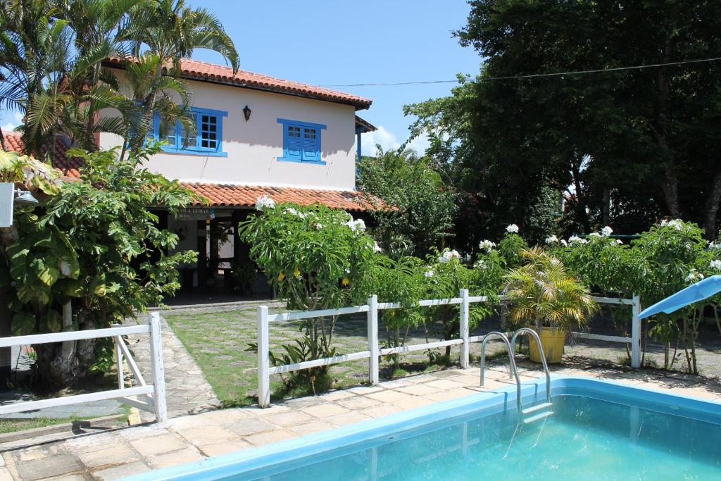 een huis en een zwembad voor een huis bij VILA LUMAR in Coroa Vermelha