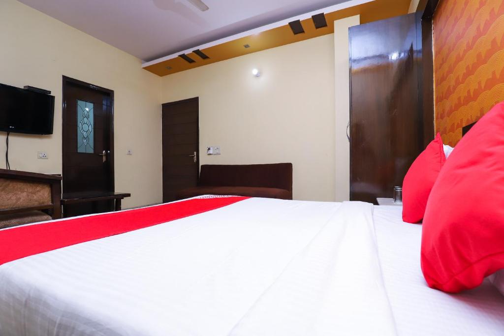 Postel nebo postele na pokoji v ubytování Super Hotel O J P Inn Near Patel Nagar Metro Station