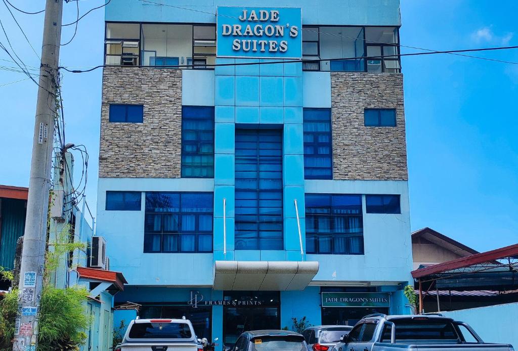 Ein Gebäude mit einem Schild, das Lab-Träume-Drachen-Suiten liest in der Unterkunft Jade Dragons Suites Davao in Davao City