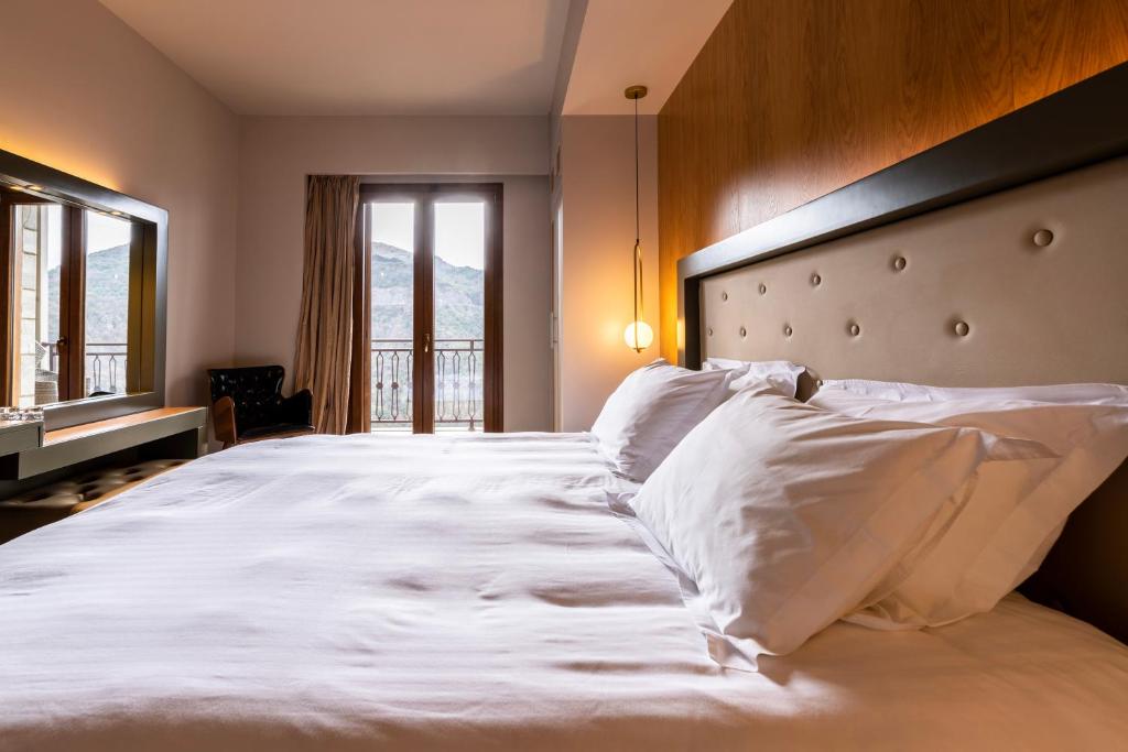 Łóżko lub łóżka w pokoju w obiekcie Lagadia 4 Seasons Hotel