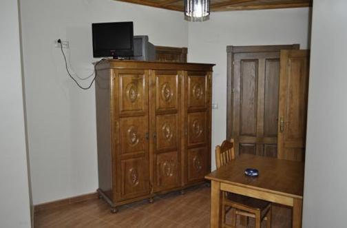 Televízia a/alebo spoločenská miestnosť v ubytovaní Hostal Tribal