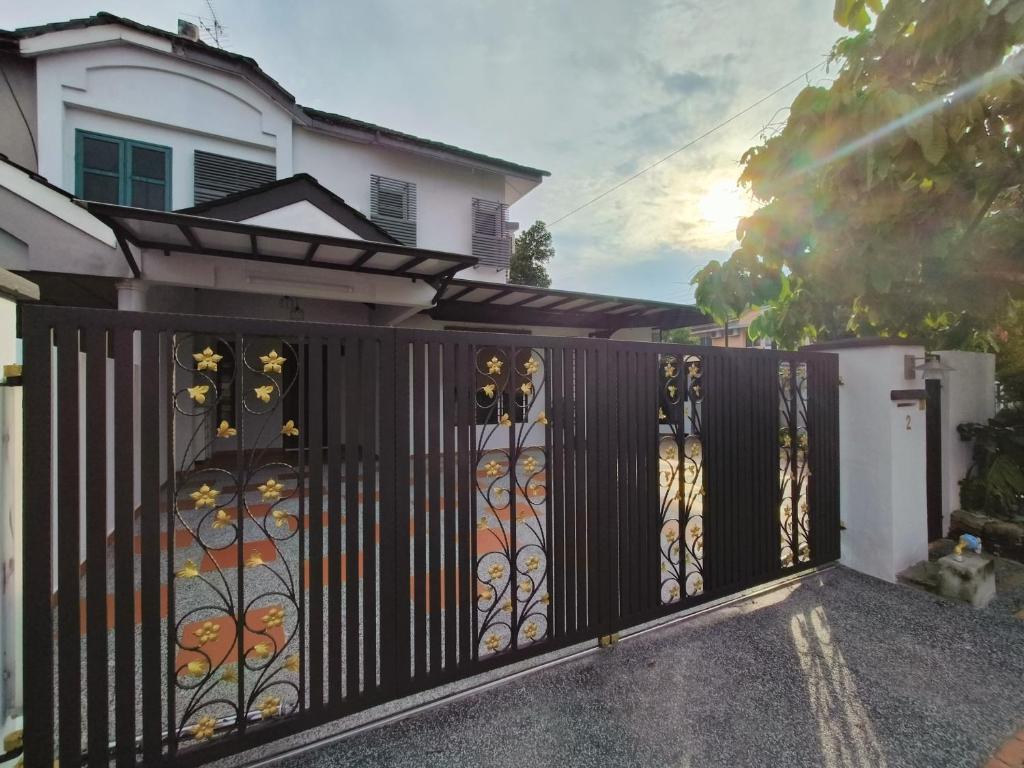una cerca negra con una puerta delante de una casa en Family 15 Pax Corner Lot House / Free WiFi, en Subang Jaya