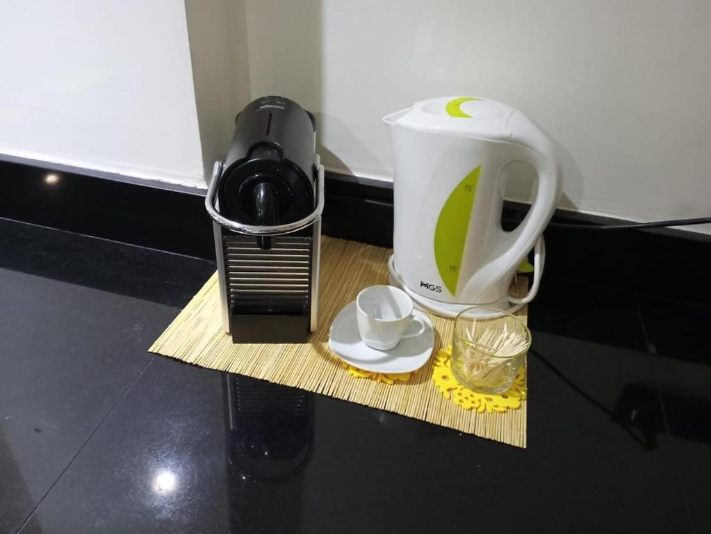 Serenehouse في مراكش: آلة صنع القهوة على رأس طاولة مع كوب