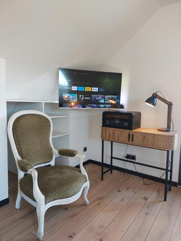 Telewizja i/lub zestaw kina domowego w obiekcie Gite les Caravottes 4 Etoiles avec Jacuzzi - JURA