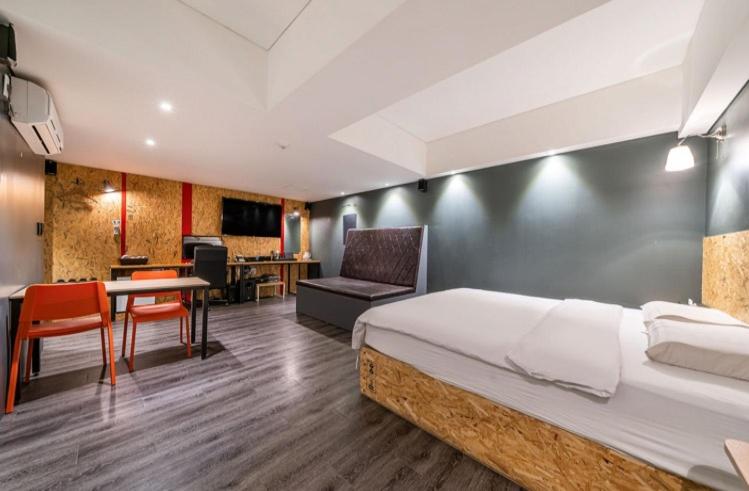 TV a/nebo společenská místnost v ubytování 27 Hotel
