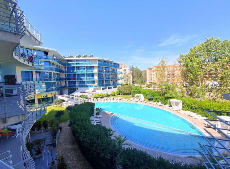 Bazén v ubytování Large apartment in Sunny Beach nebo v jeho okolí