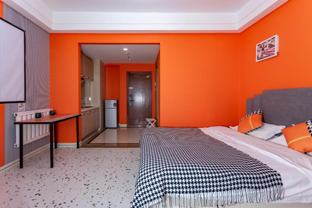 Postel nebo postele na pokoji v ubytování Dalian Hong Xi Yuan Apartment Wanda Plaza